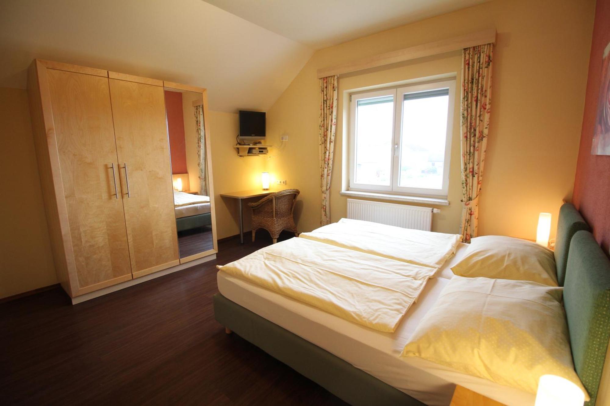 Rosenhotel - Serviced Apartments Zwentendorf Экстерьер фото