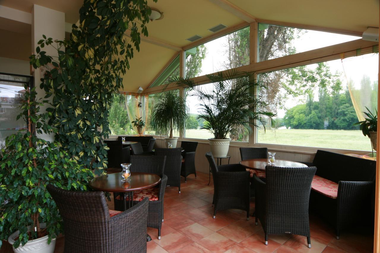 Rosenhotel - Serviced Apartments Zwentendorf Экстерьер фото